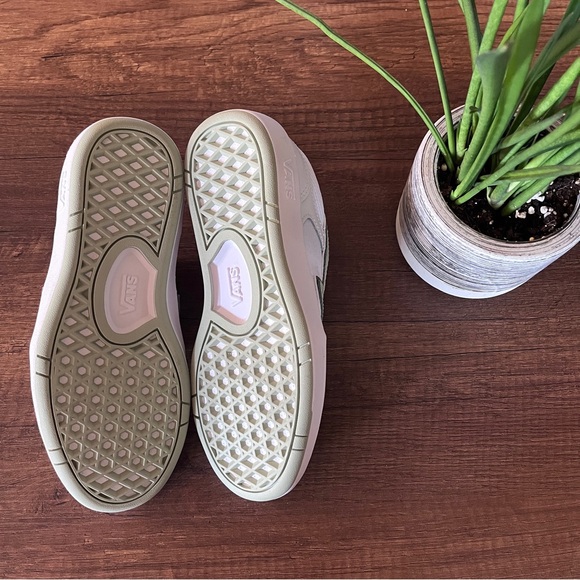 Vans low top comfy cushion NWOT white and green sneakers - Picture 3 of 4